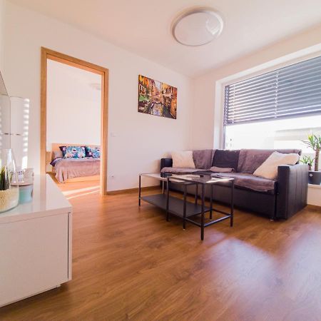 Modern Flat With Large Terrace Appartamento Hradec Králové Esterno foto