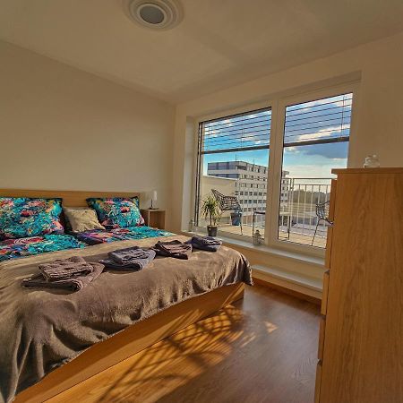 Modern Flat With Large Terrace Appartamento Hradec Králové Esterno foto