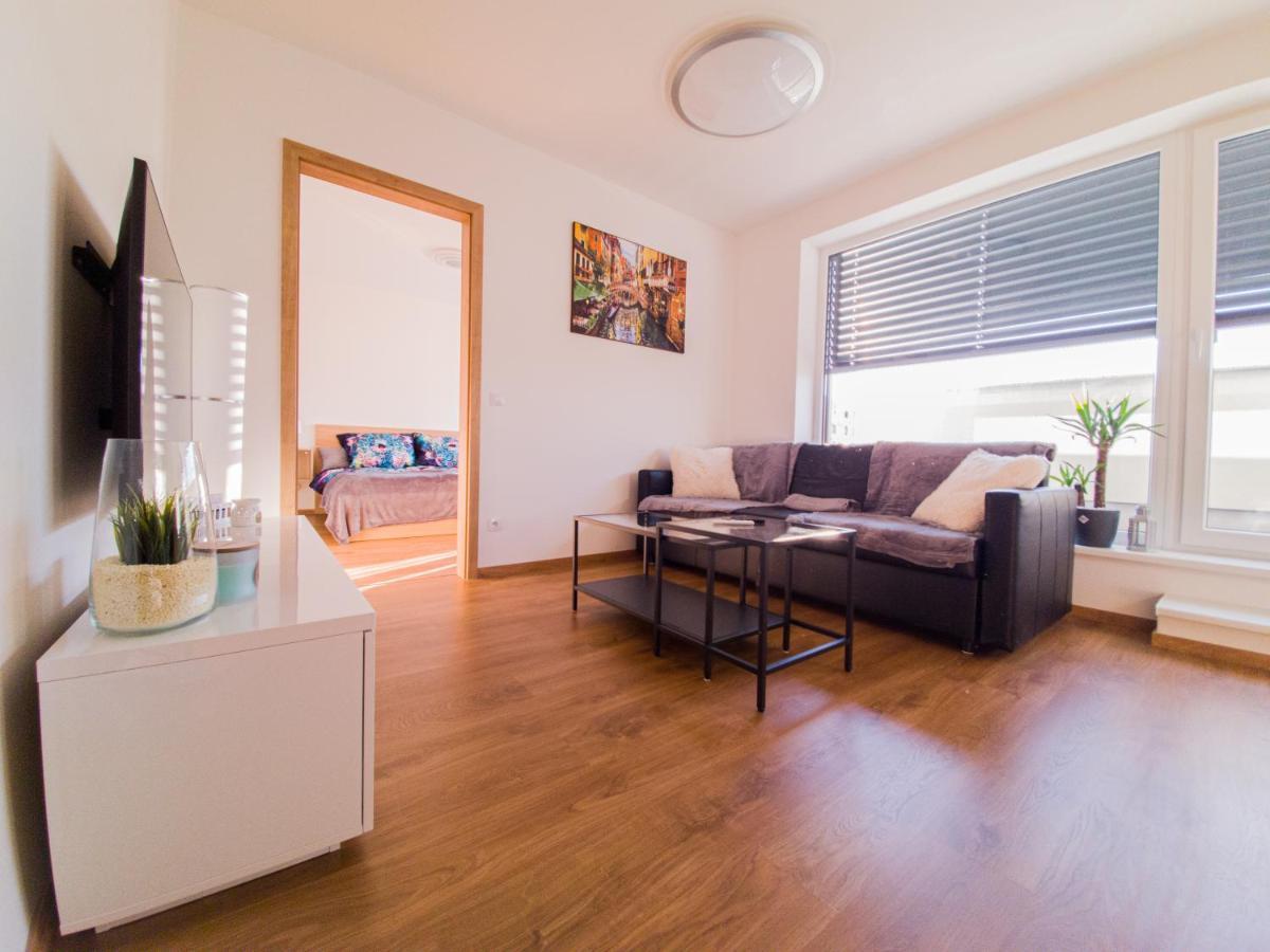 Modern Flat With Large Terrace Appartamento Hradec Králové Esterno foto