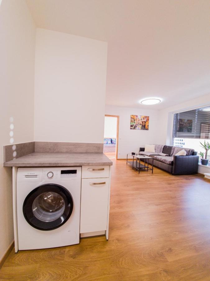 Modern Flat With Large Terrace Appartamento Hradec Králové Esterno foto