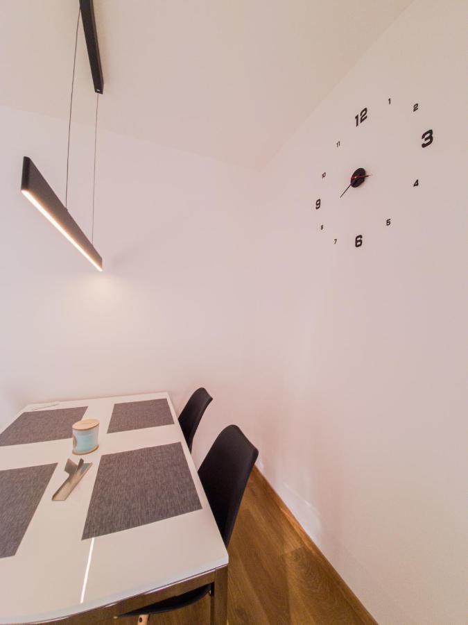 Modern Flat With Large Terrace Appartamento Hradec Králové Esterno foto
