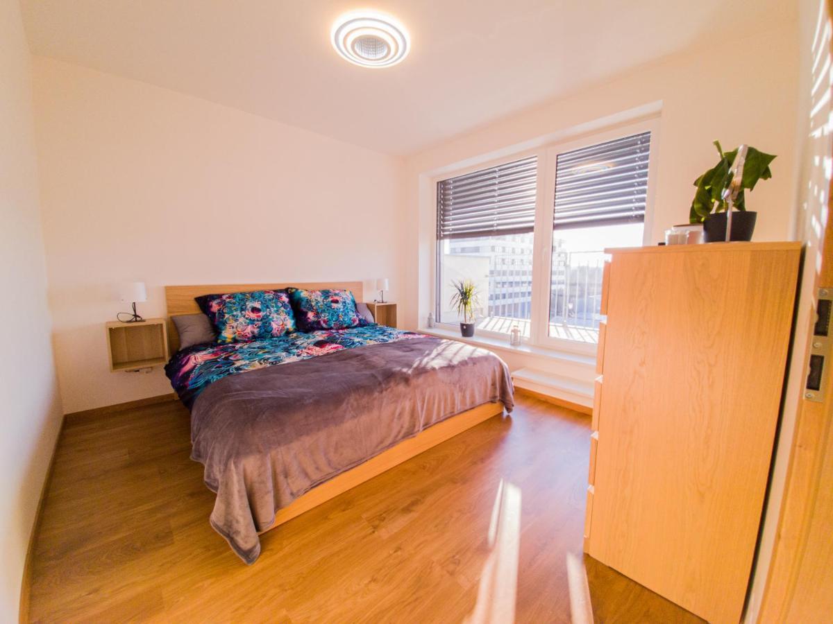 Modern Flat With Large Terrace Appartamento Hradec Králové Esterno foto