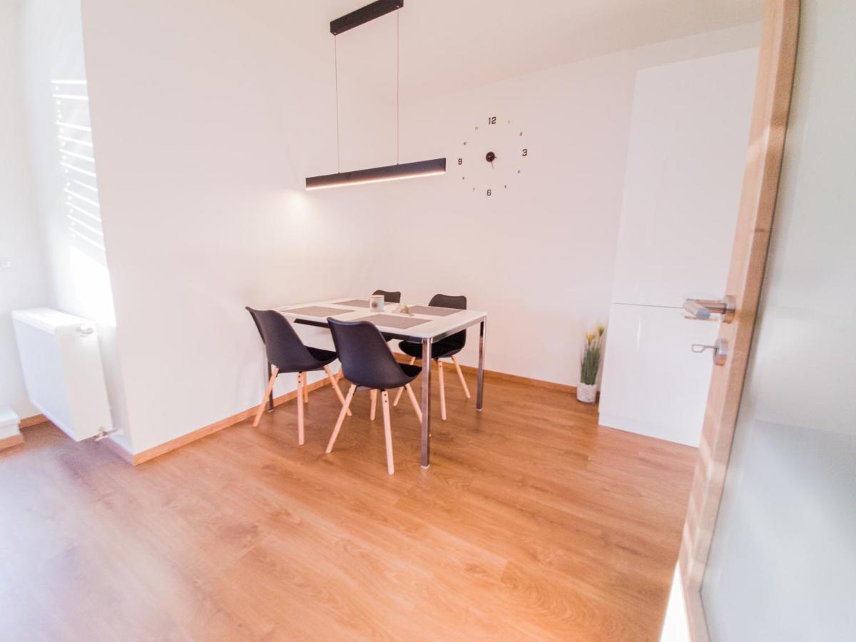 Modern Flat With Large Terrace Appartamento Hradec Králové Esterno foto