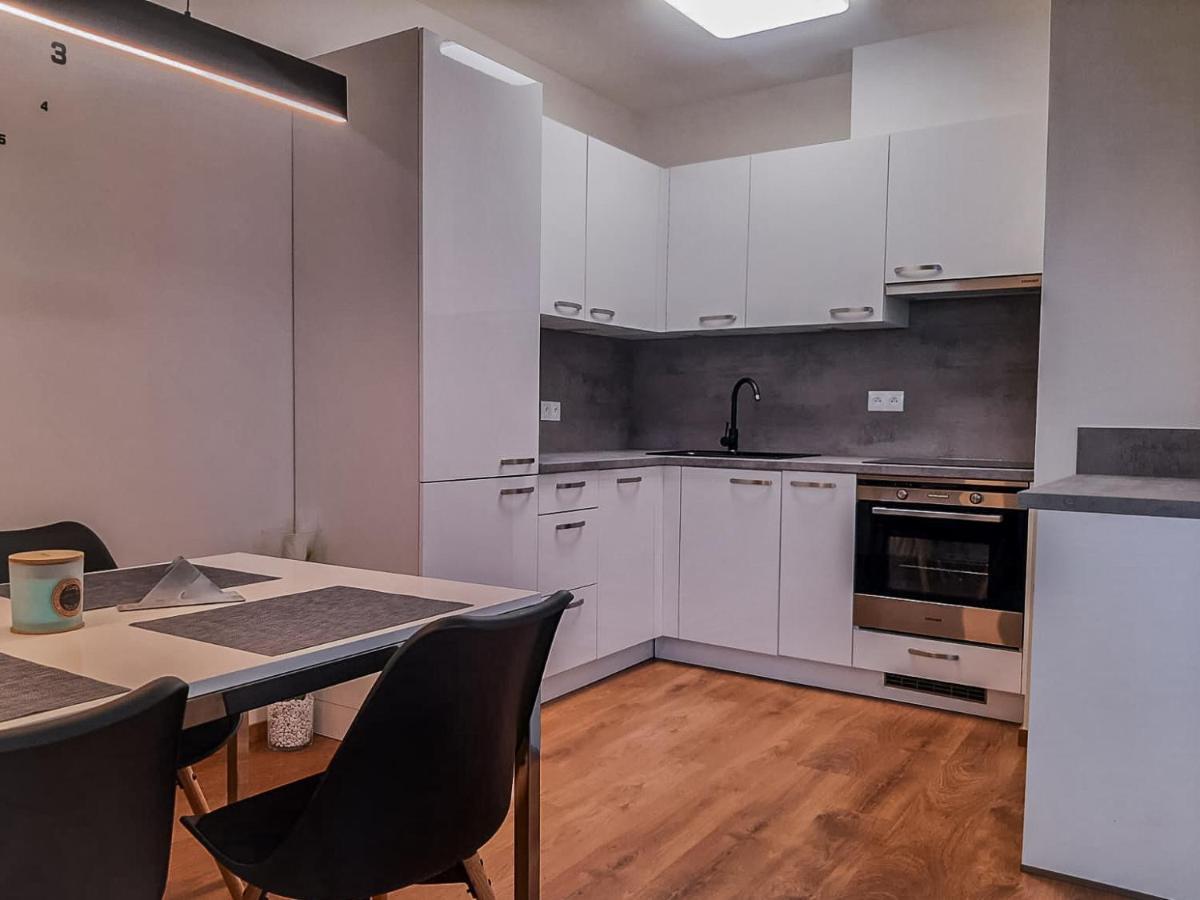 Modern Flat With Large Terrace Appartamento Hradec Králové Esterno foto