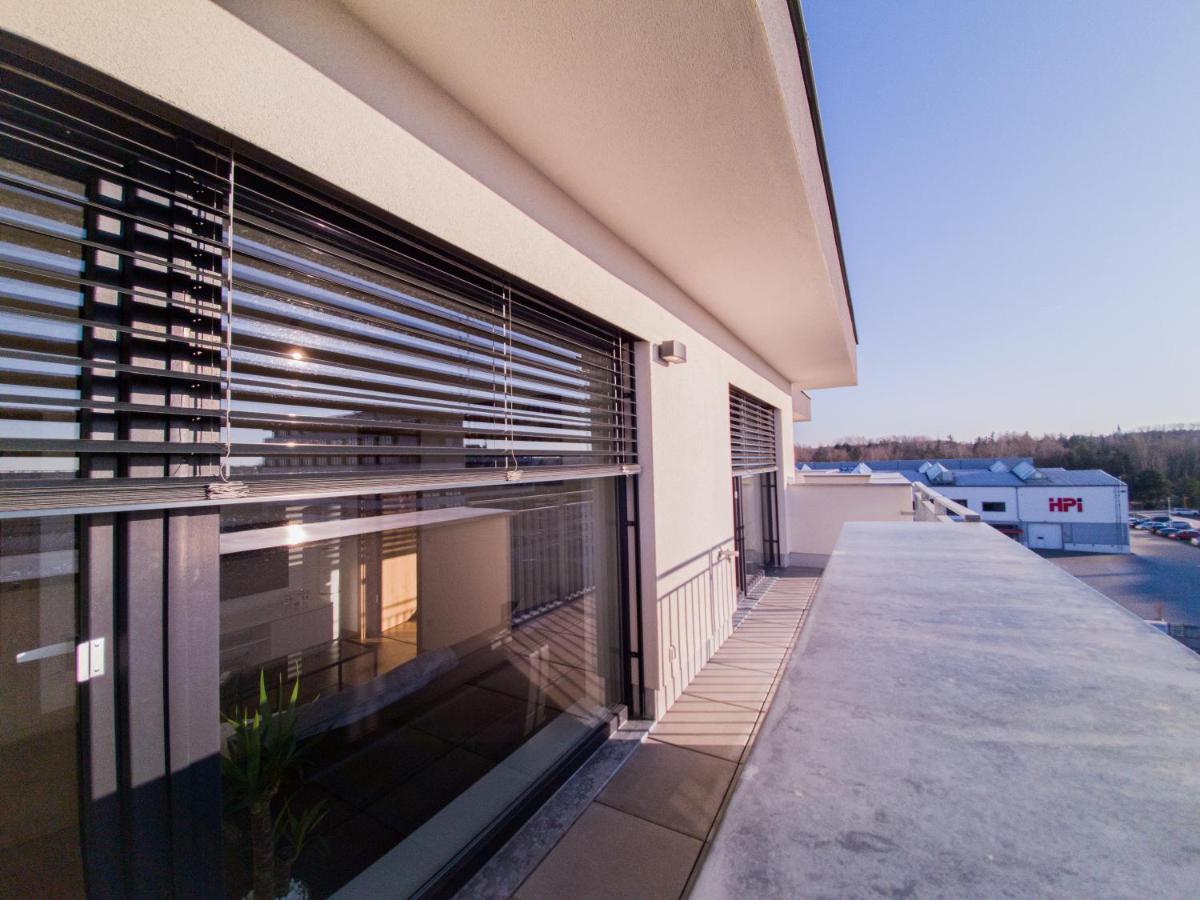 Modern Flat With Large Terrace Appartamento Hradec Králové Esterno foto