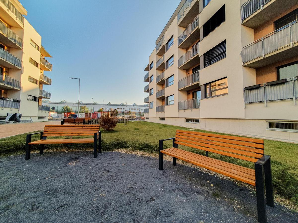 Modern Flat With Large Terrace Appartamento Hradec Králové Esterno foto