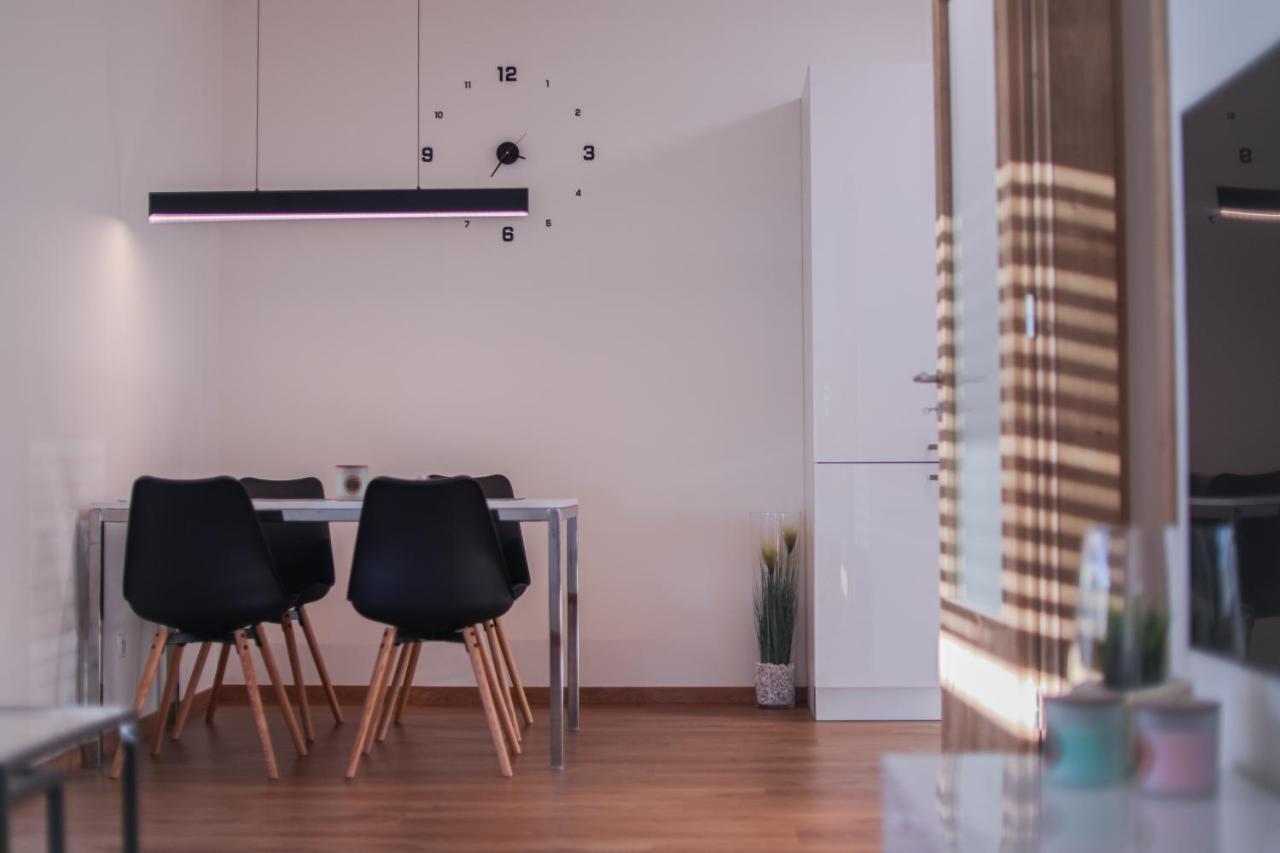 Modern Flat With Large Terrace Appartamento Hradec Králové Esterno foto
