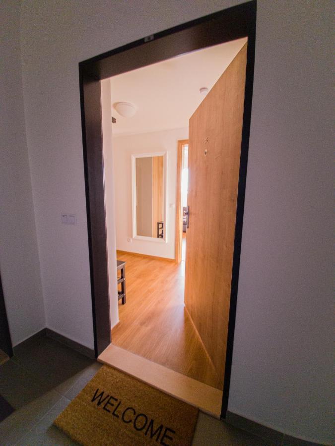 Modern Flat With Large Terrace Appartamento Hradec Králové Esterno foto