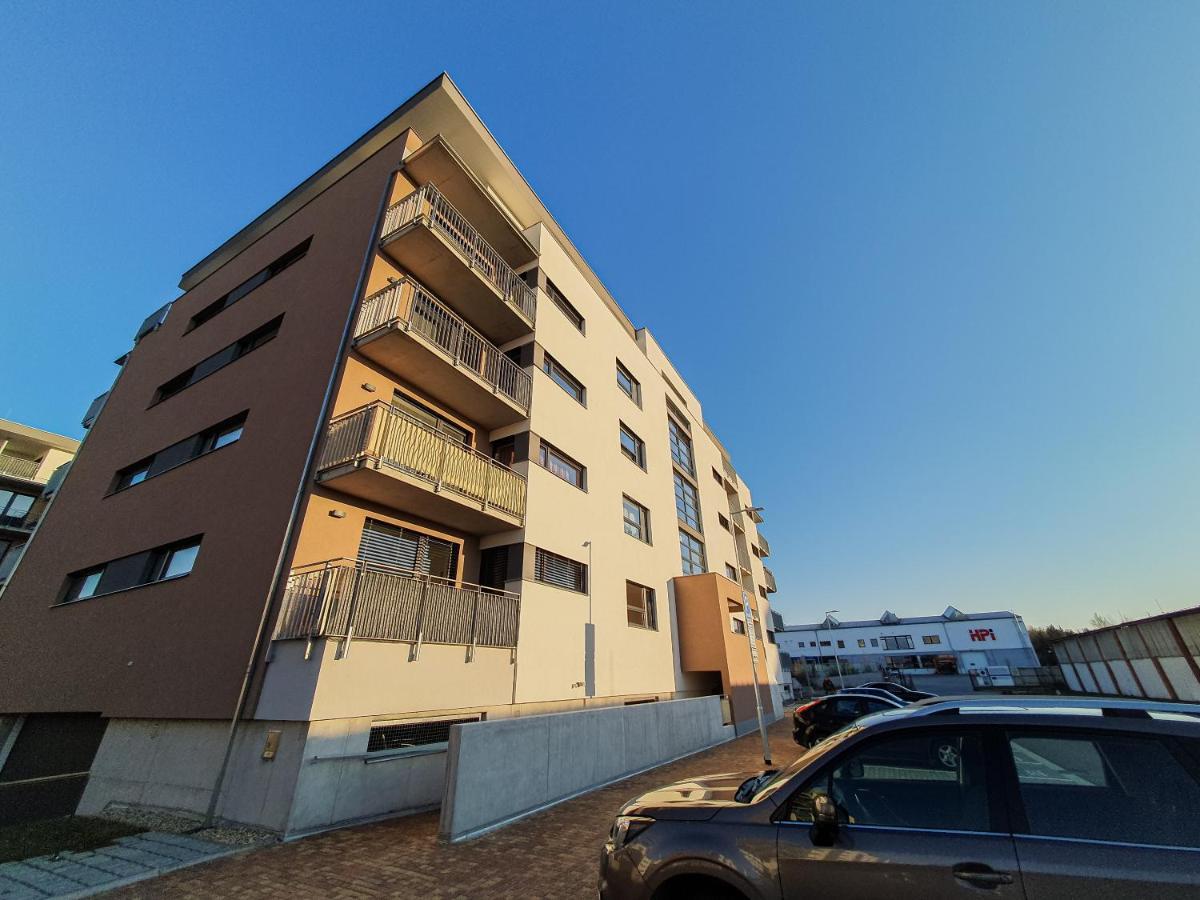 Modern Flat With Large Terrace Appartamento Hradec Králové Esterno foto