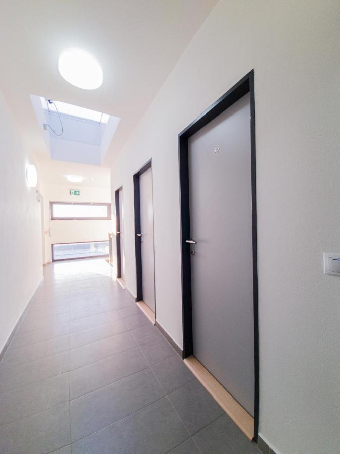 Modern Flat With Large Terrace Appartamento Hradec Králové Esterno foto