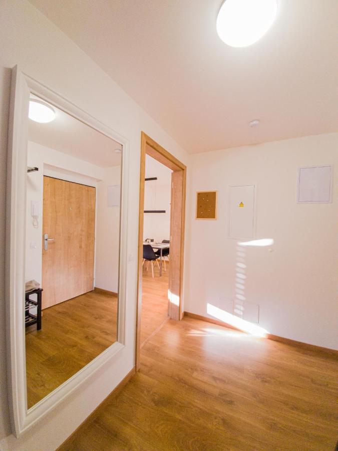 Modern Flat With Large Terrace Appartamento Hradec Králové Esterno foto
