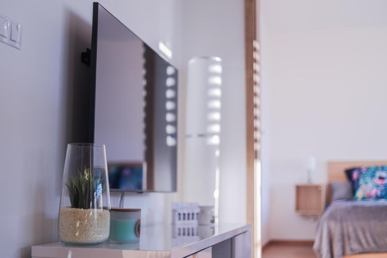 Modern Flat With Large Terrace Appartamento Hradec Králové Esterno foto